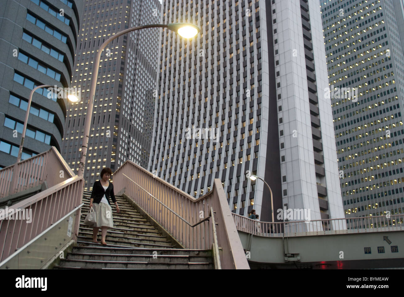 Arbeitnehmer auf Treppe zum Nishi-Shinjuku Geschäft Bezirk Wolkenkratzer, Tokyo, Japan Stockfoto