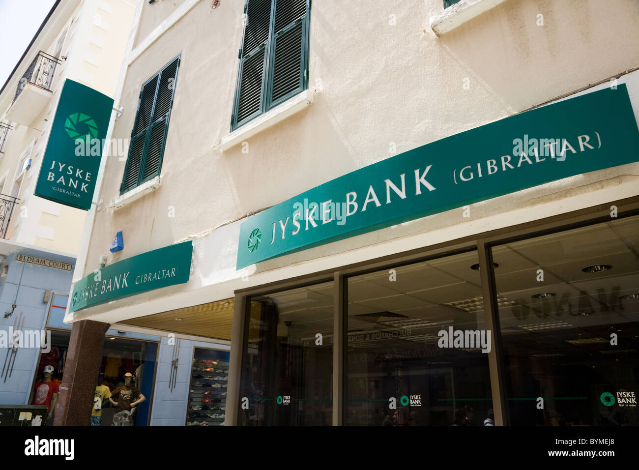 Aussenansicht der Jyske Bank Filiale und Banking unterzeichnen / Zeichen über dem privaten Offshore-Jyske Bank Group Büro in Gibraltar. Stockfoto