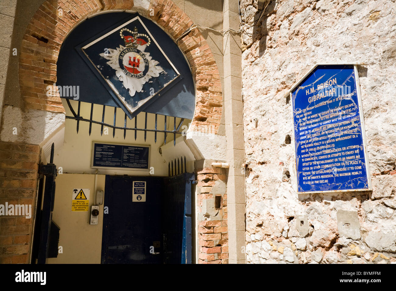 Einfahrtstor / Tore / Tür / Türen bei HMP ihrer Majestät Gefängnis Gibraltar. Felsen von Gibraltar Stockfoto