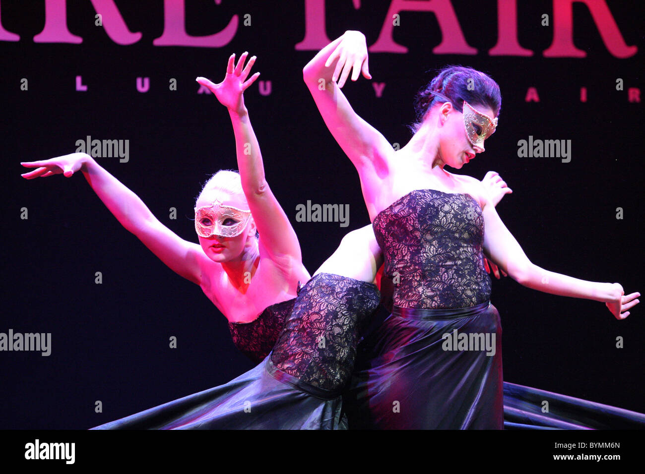 Tanz-Performance während Millionaire Fair in Moskau Stockfoto