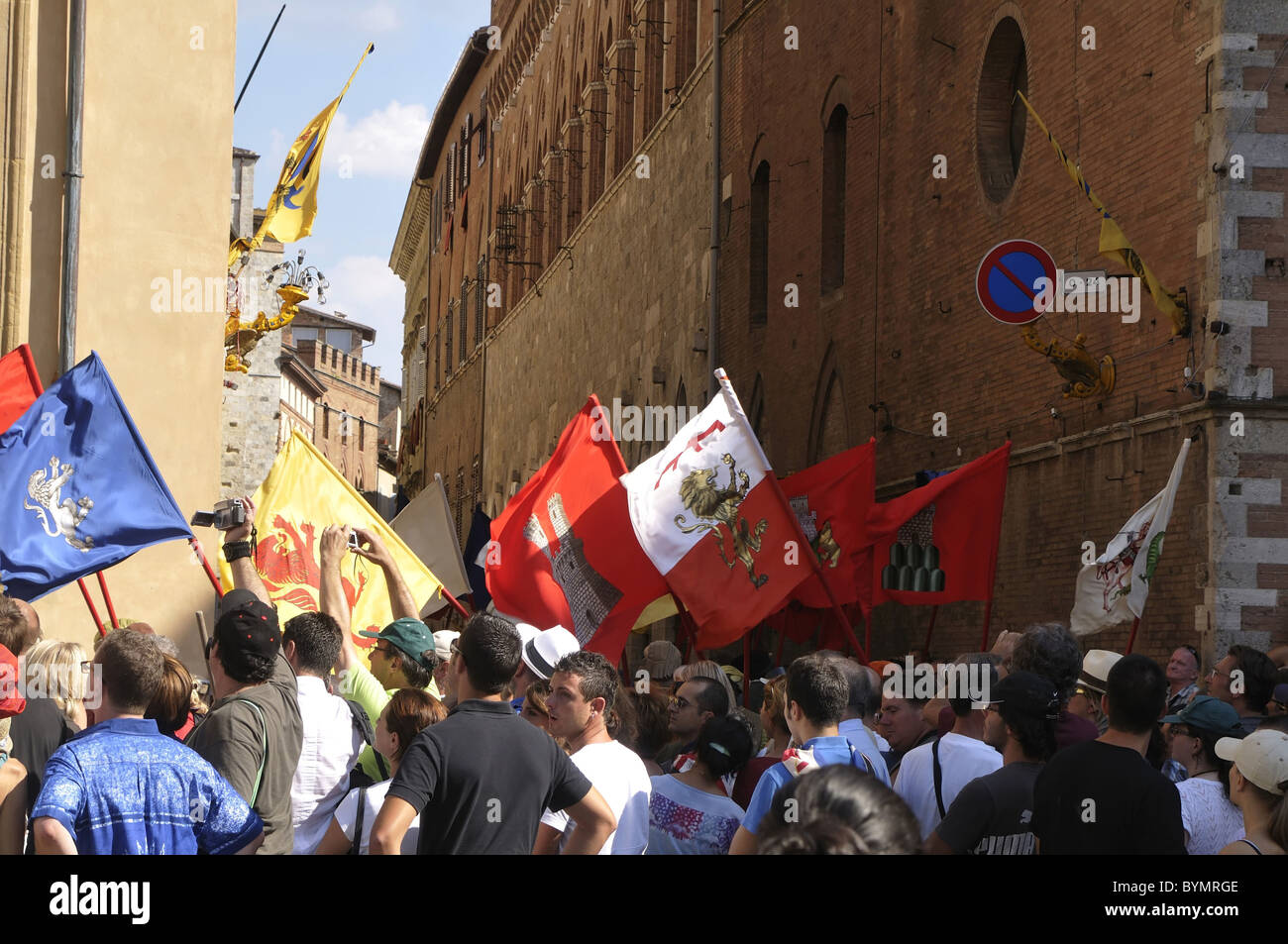 Die Contrada auf der Piazza del Duomo in Siena, der Palio und warten auf die Ankunft der Bezirke für die Segnungszeremonie amtierte Stockfoto