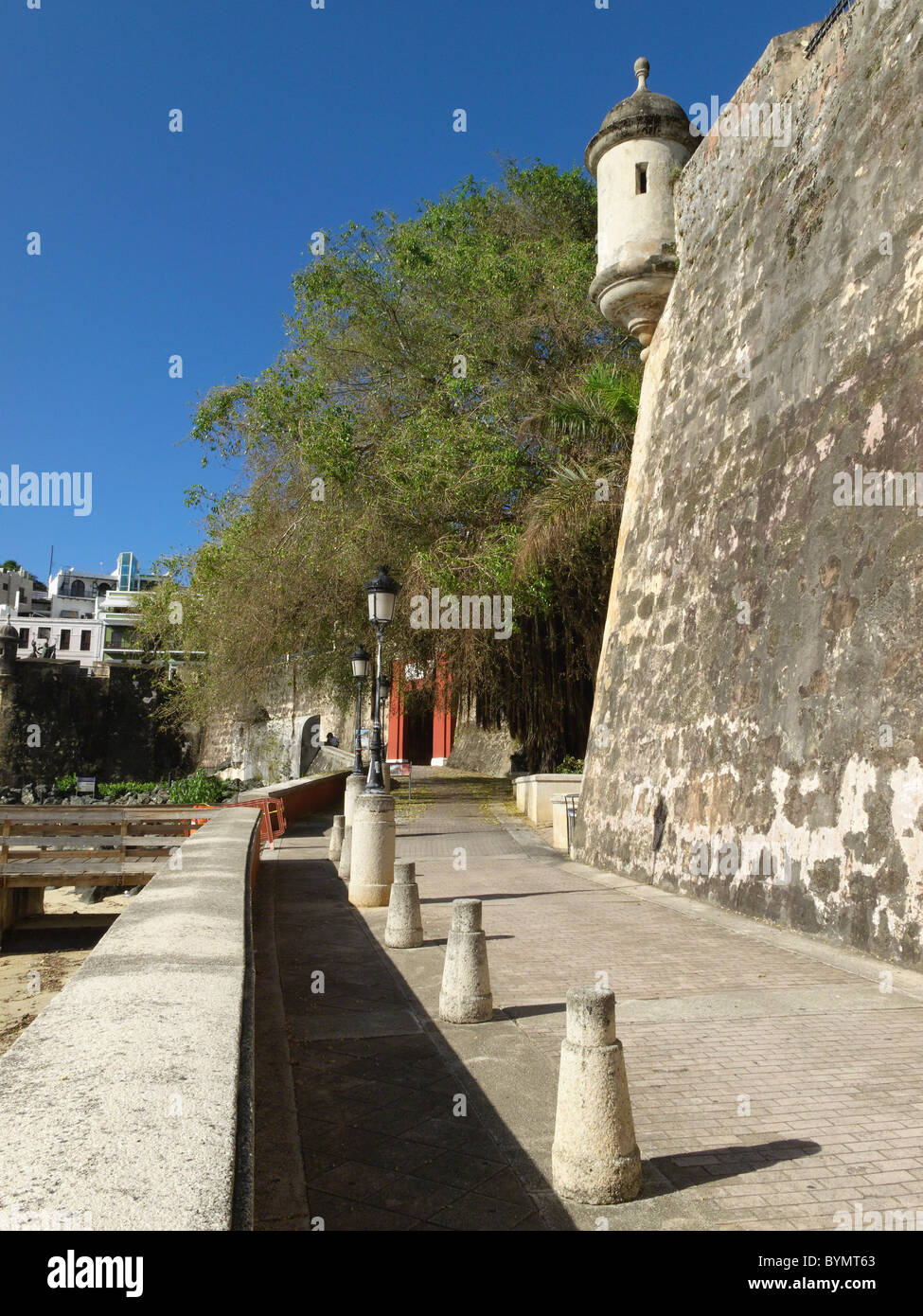 Gehweg zum Stadttor unter der Stadt Mauer, Old San Juan, Puerto Rico Stockfoto