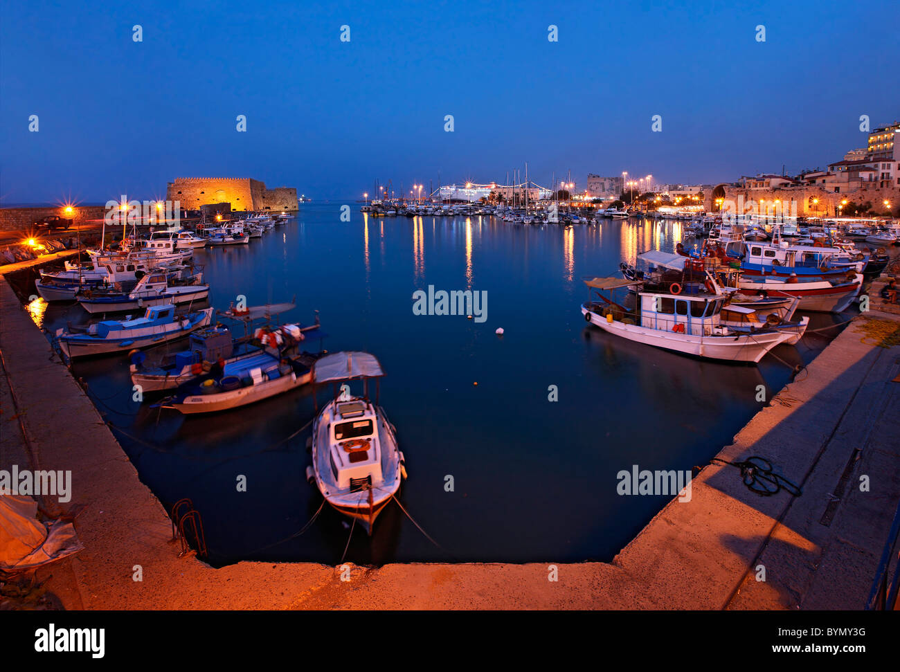 Nachtansicht des alten venezianischen Hafen von Heraklion, Kreta, Griechenland. Auf der linken Seite sehen Sie das Schloss Kule. Kreta, Griechenland. Stockfoto