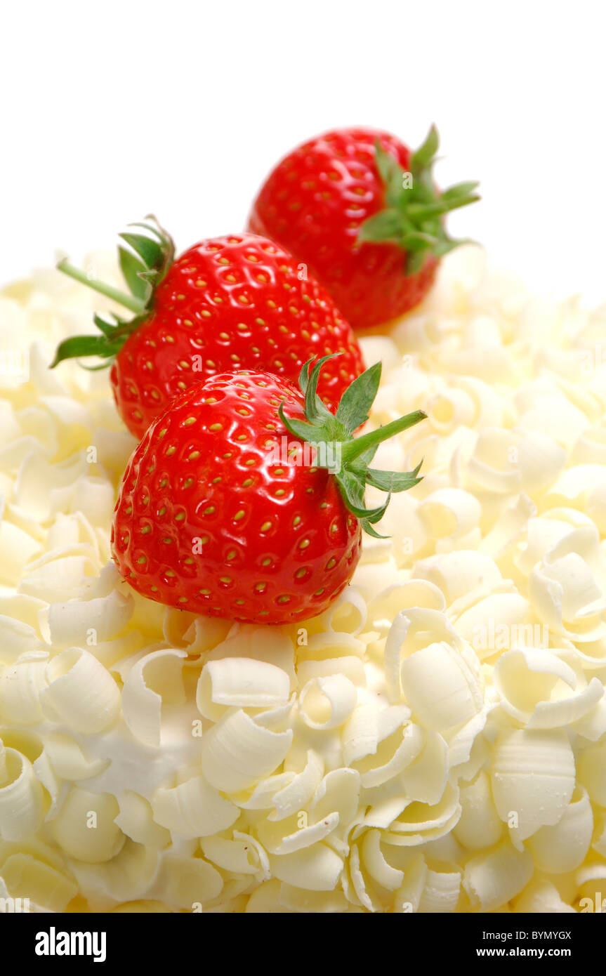Drei Erdbeeren auf weiße Schokolade Kuchen Stockfoto