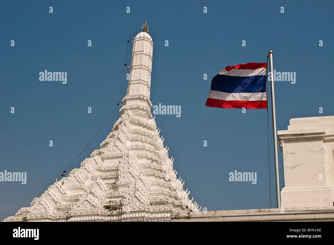 Thailändische Flagge am Eingang des Grand Palace, Bangkok, Thailand Stockfoto