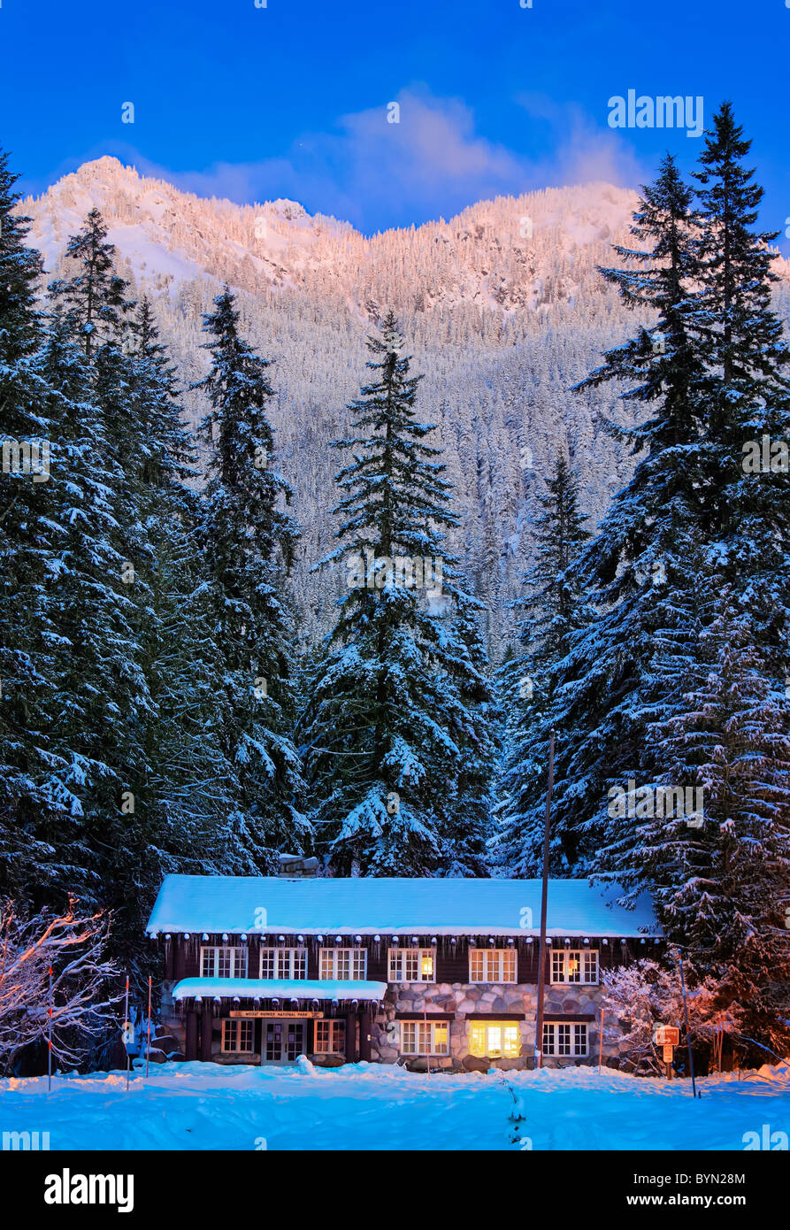 Winter am Mount Rainier National Park-Verwaltungsgebäude in Longmire, Washington Stockfoto
