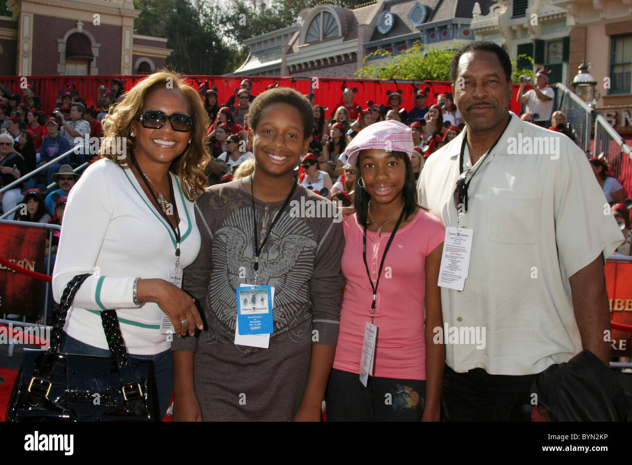 Dave Winfield Und Seine Familie Welt Premiere Von Walt Disney Pictures '  Pirates Of The Caribbean: Am Ende Der Welt "Am Stockfotografie - Alamy