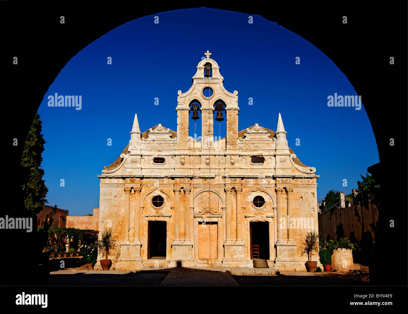 Die wichtigste Kirche von Kloster Arkadi, gesehen "durch" den Bogen von den Haupteingang des Klosters, Rethymno, Kreta, Griechenland Stockfoto
