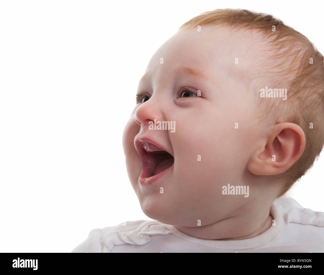 schöne Baby isoliert auf einem weißen Hintergrund, lachen, während auf der linken Seite. Stockfoto