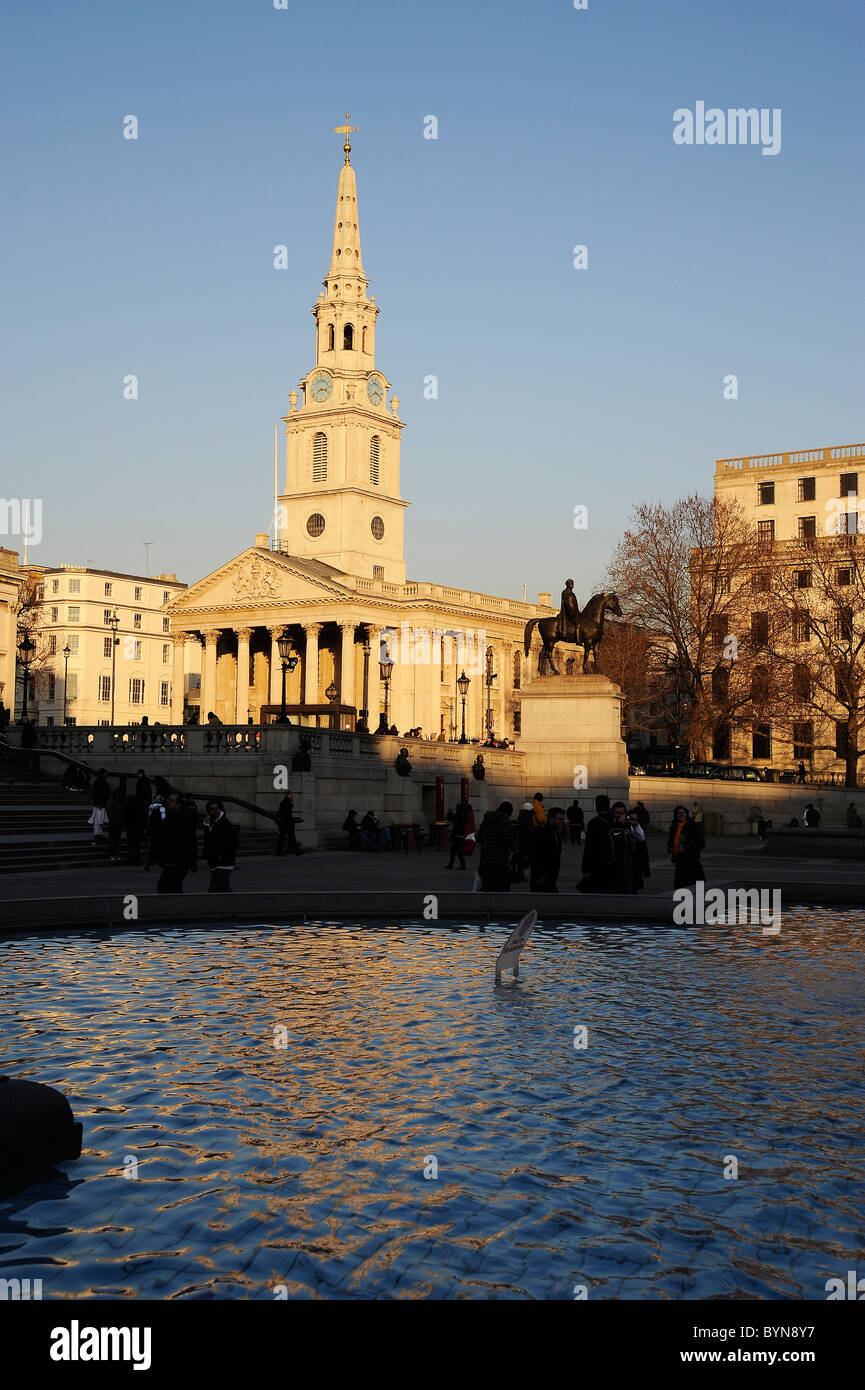 Saint Martin im Bereich der Trafalgar Square London UK mit dem Brunnen im Vordergrund. Stockfoto