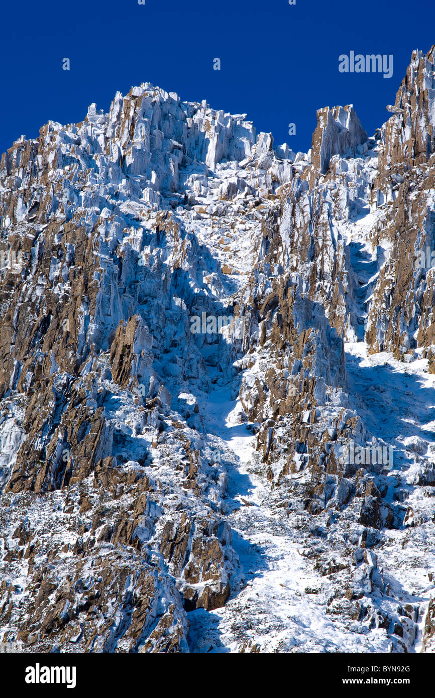 Australien, Tasmanien, Cradle Mt - Lake St. Clair National Park. Schnee und Eis bedeckt auswarfen Spalten bilden Cradle Mountain. Stockfoto