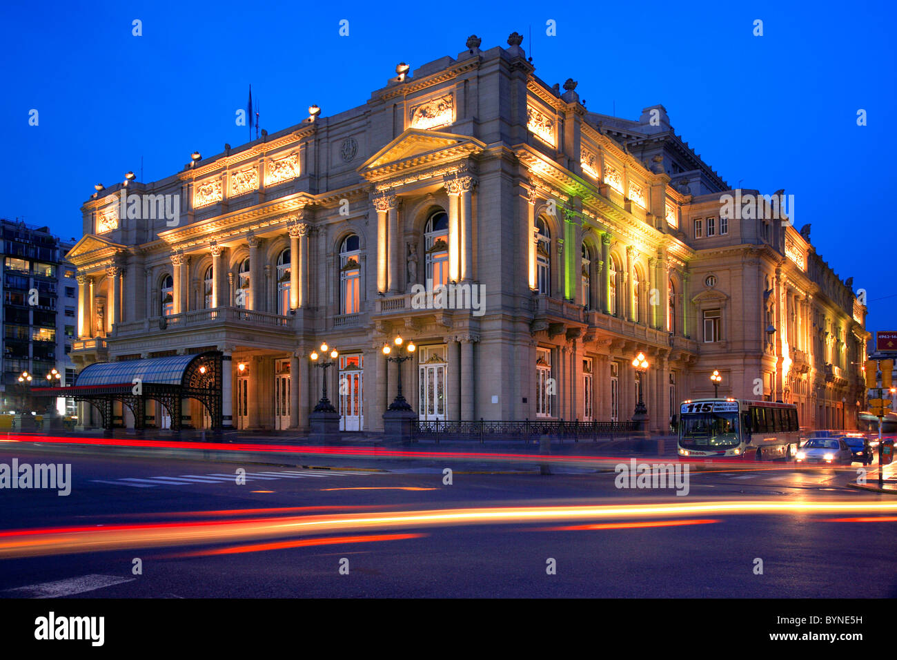 Teatro Colon, nach der Bicentenarian-Feier und seiner Restaurierung im Jahr 2010. Stockfoto