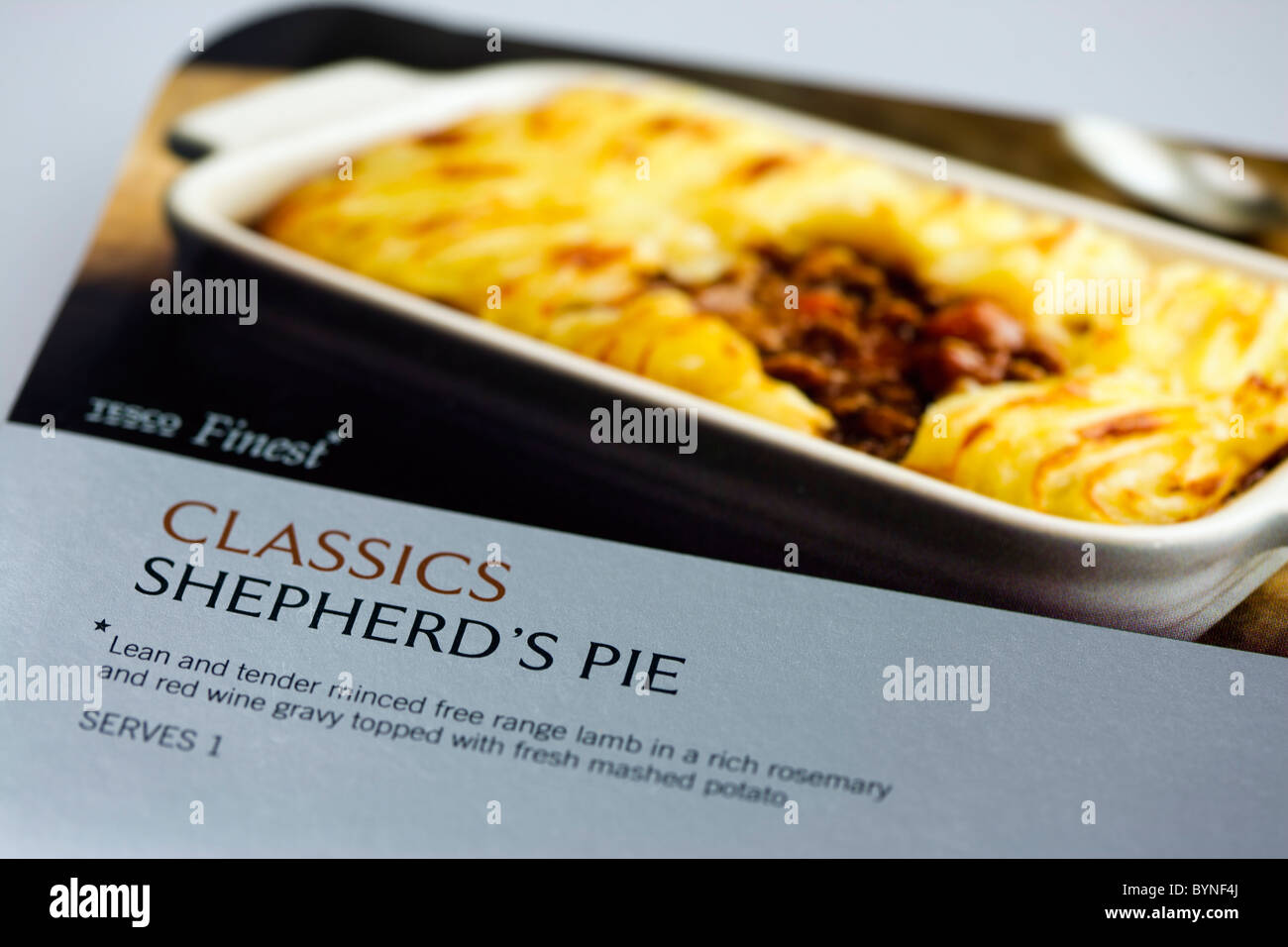 SCHLIEßEN SIE HERAUF TEILWEISE UNSCHARFE BILD VON TESCO FEINSTE SHEPHERD ES PIE Stockfoto