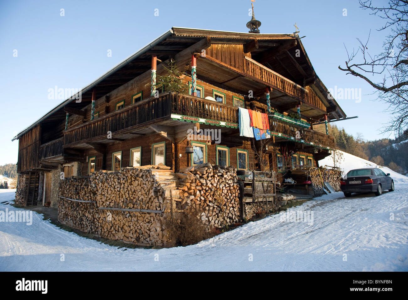 Traditionellen hölzernen Bauernhaus im Winter in Niederau in Österreich Stockfoto