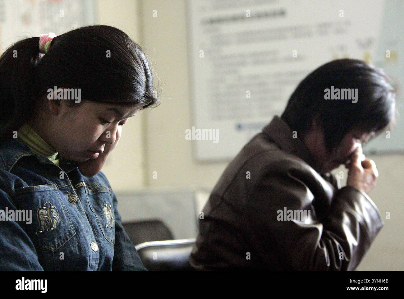 Dieses schlechte Mädchen in Peking zeigt zwei abscheuliche Wucherungen auf ihrem Gesicht und Arm. (AT/WN/IG) WENN Stockfoto