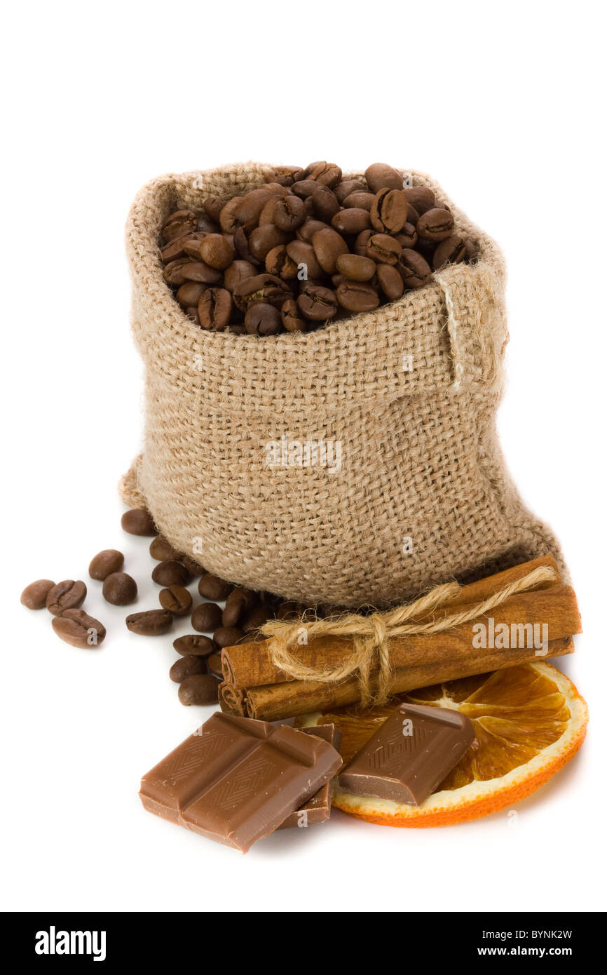 Kaffeebohnen in Leinwand Säckchen mit Zimt, Schokolade und getrockneten Orangenscheibe Stockfoto
