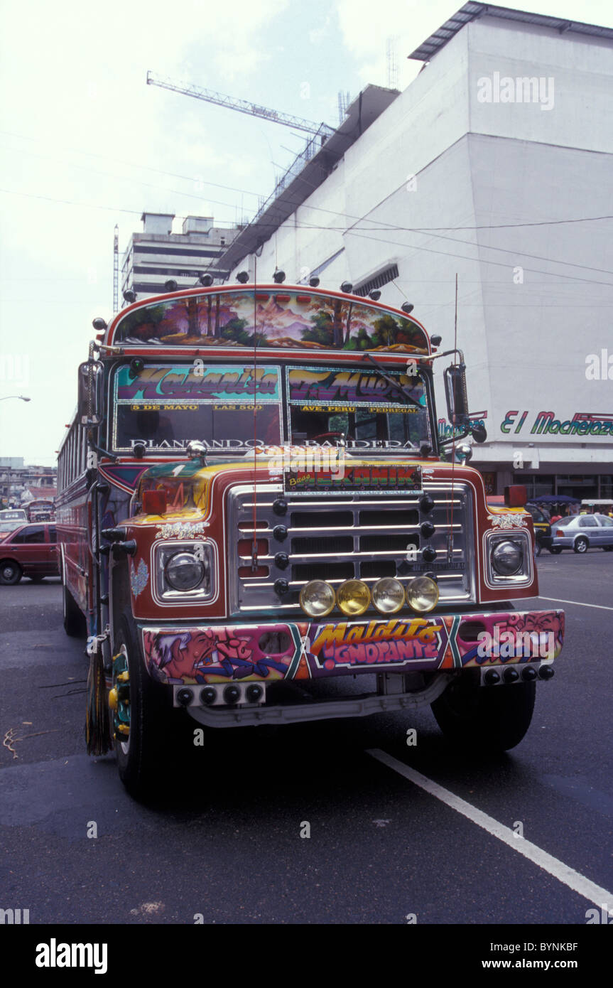 Bunt bemalten Bus oder Diablo Rojo (Red Devil) in Panama-Stadt. Stockfoto