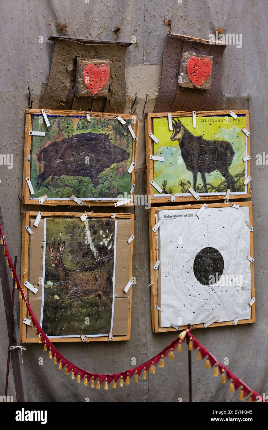 Ziele im indoor Bogenschießen Schießstand Stockfoto