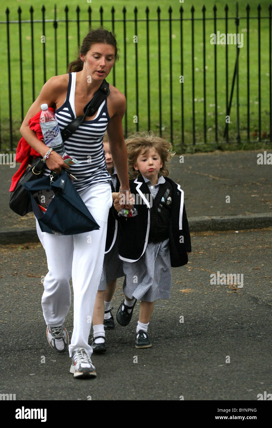 Jools Oliver nach Hause nach ihren Kindern Poppy Honey und Daisy Boo aus School London, England - 04.06.07 sammeln wird Stockfoto