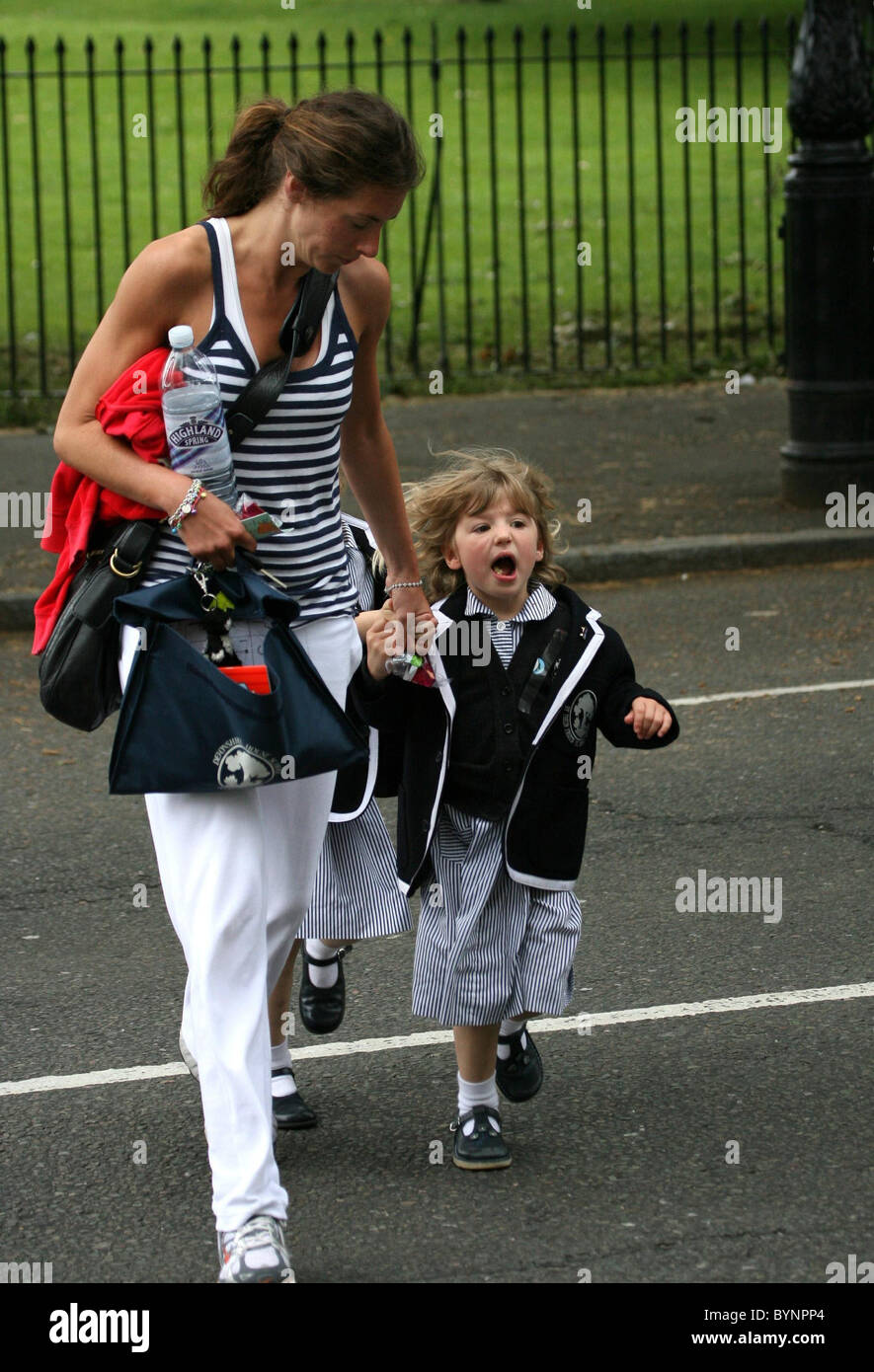 Jools Oliver nach Hause nach ihren Kindern Poppy Honey und Daisy Boo aus School London, England - 04.06.07 sammeln wird Stockfoto