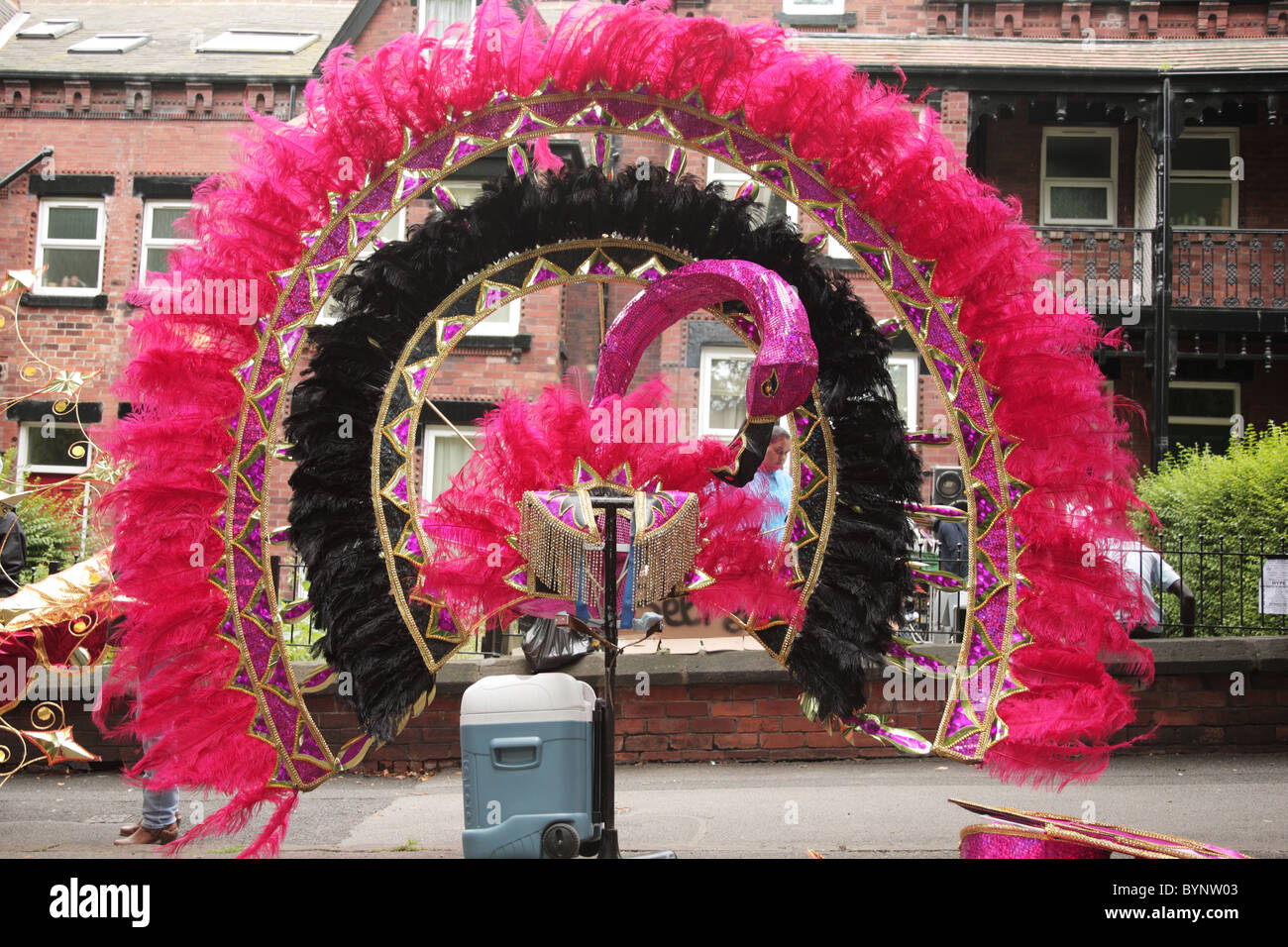 Große rosa Feder Kostüm für Leeds Karneval Stockfoto