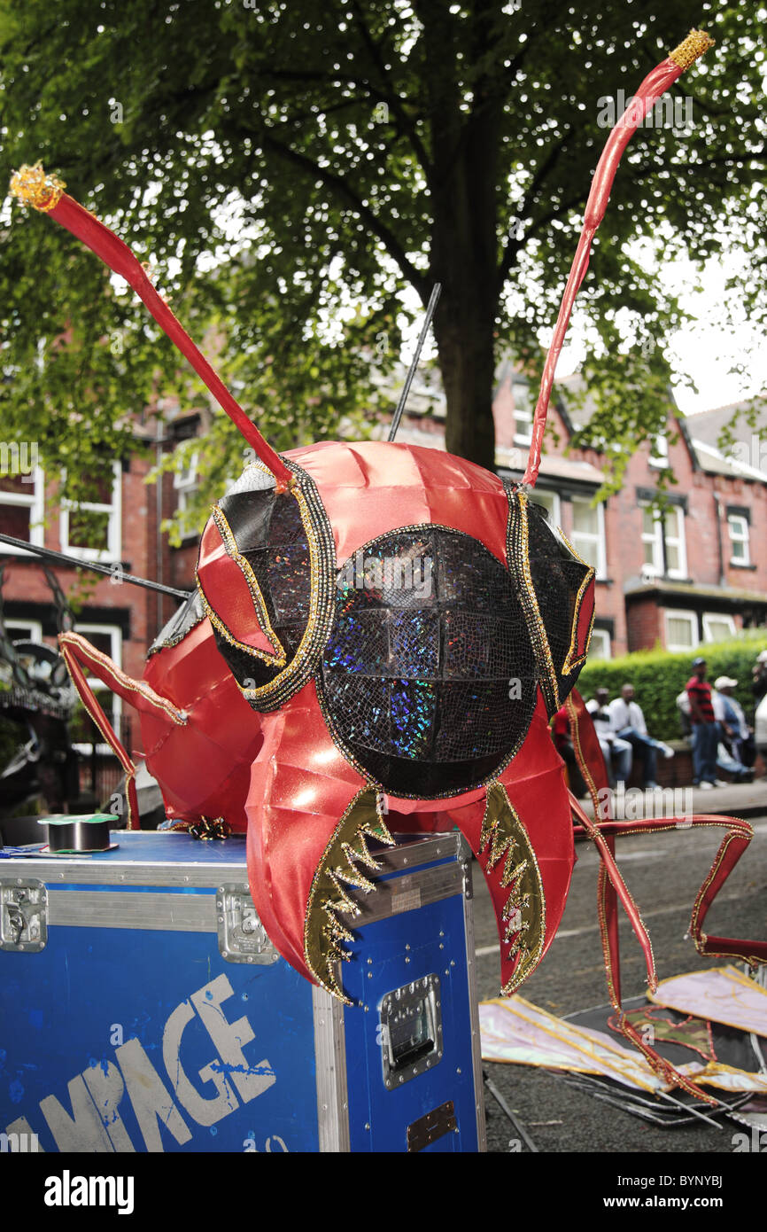 Schwarze und rote Fliege Karnevalskostüm in Leeds Stockfoto