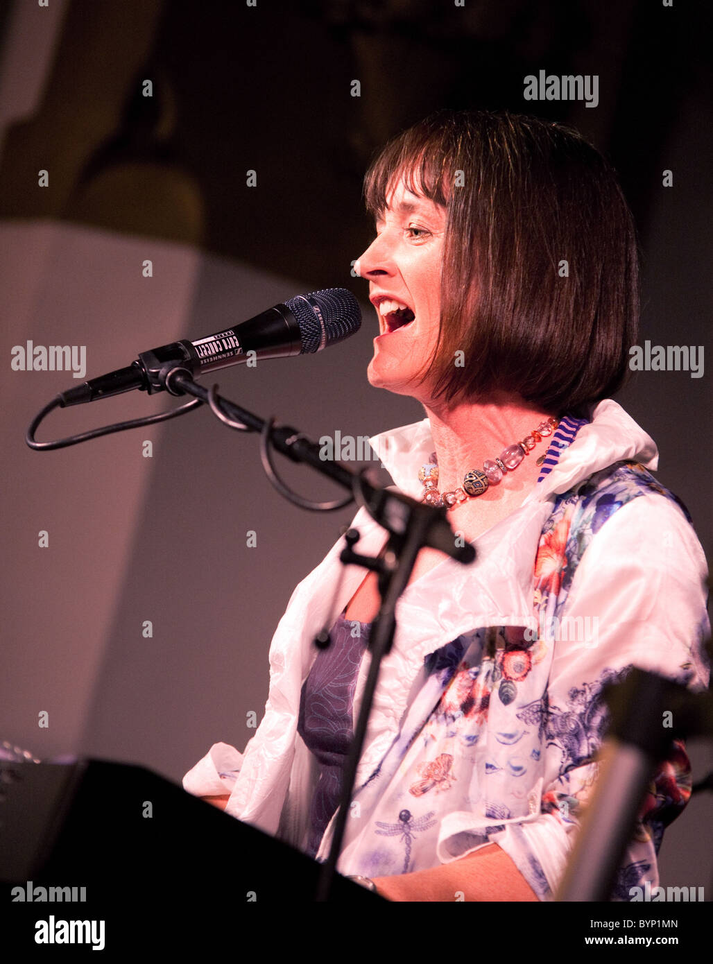 Sänger/Sängerin Joanne Hogg Frontmann der Celtic Rock Band Iona auf der Bühne in Newmarket, Mai 2010 Stockfoto