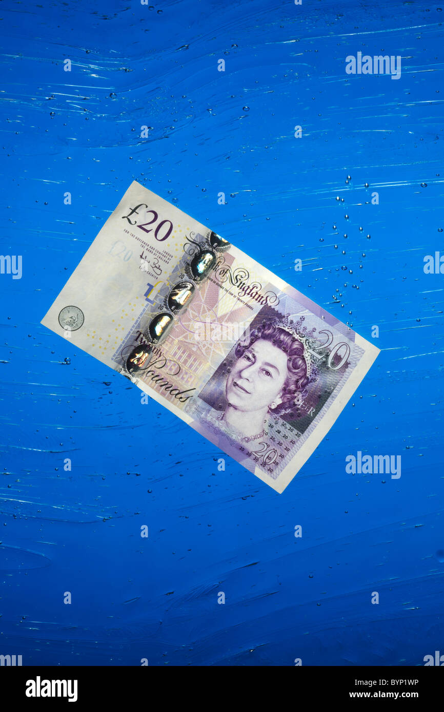 20-Pfund-Note im Wasser versinken Stockfoto