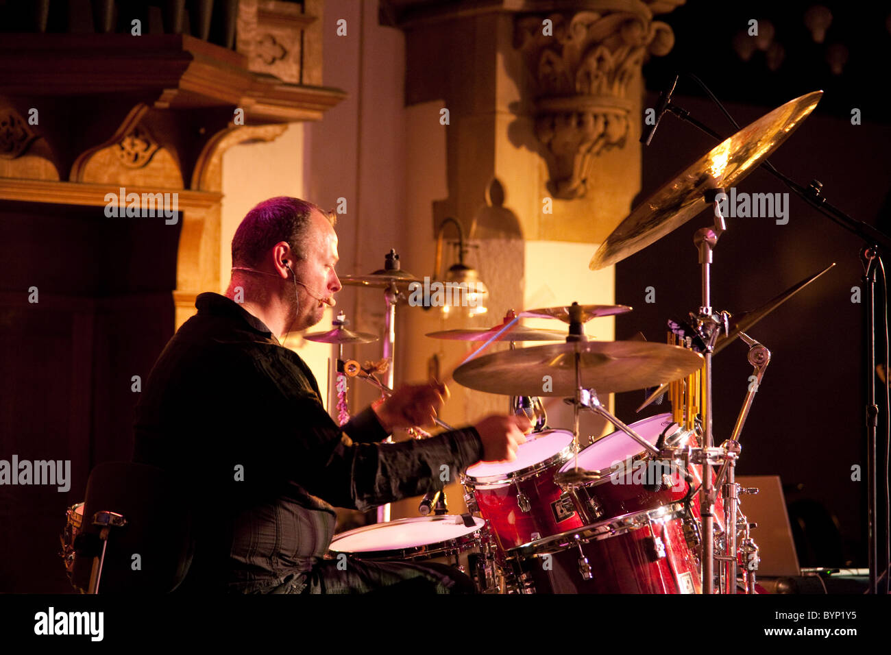 Der Schlagzeuger Frank van Essen mit der Celtic Rock Band Iona im Konzert, Schlagzeug zu spielen auf der Bühne, Großbritannien 2010 Stockfoto