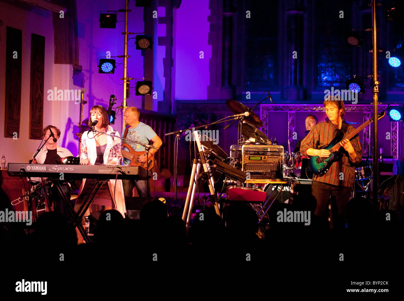 Die Celtic Rock Musikgruppe Iona im Konzert in Großbritannien, 2010 Stockfoto