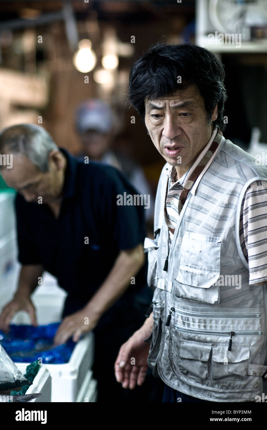 Arbeiter am Tsukiji-Fischmarkt Stockfoto