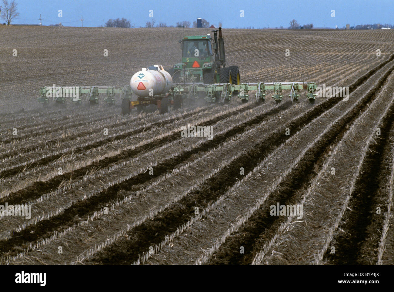 Landwirtschaft - Messerstecherei in wasserfreies Ammoniak mit GPS-Leitsystem in Traktor / Illinois, USA. Stockfoto