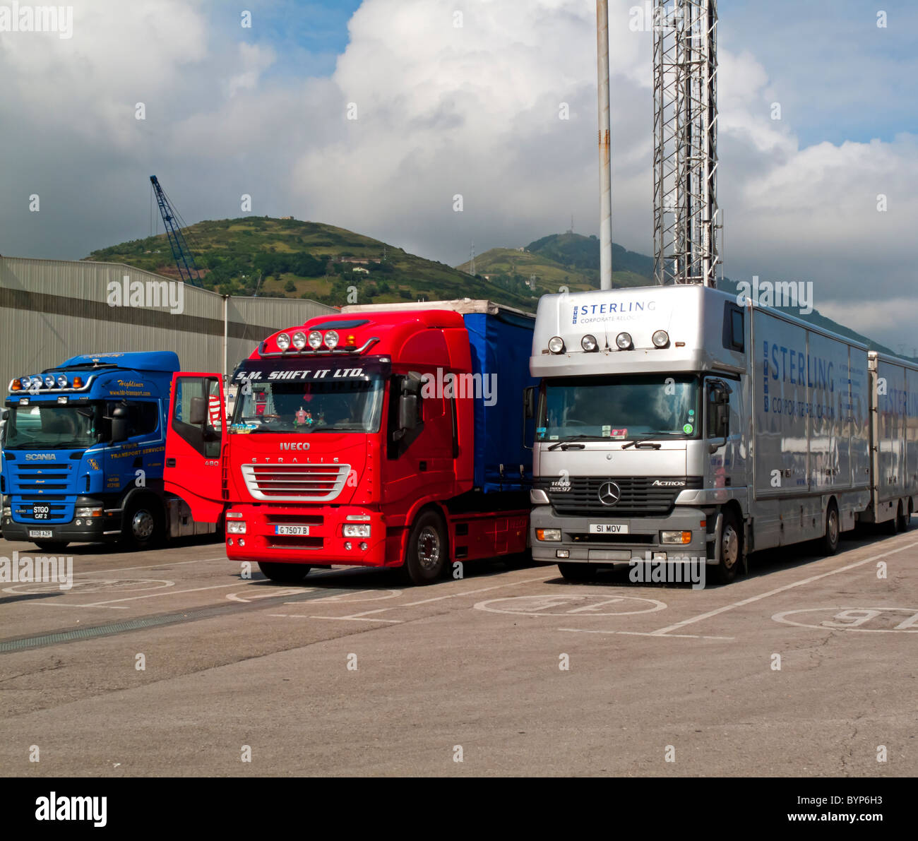 Langstrecken-LKW warten auf eine Fähre in Bilbao im Norden Spaniens Stockfoto