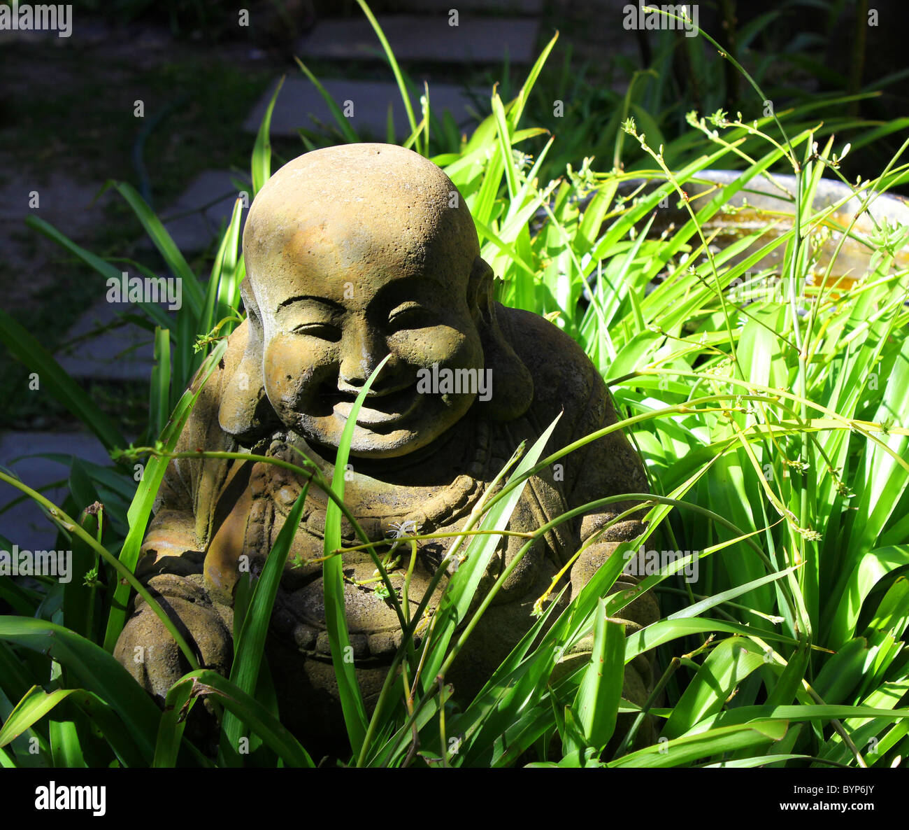 Buddha garden statue Fotos und Bildmaterial in hoher Auflösung Alamy
