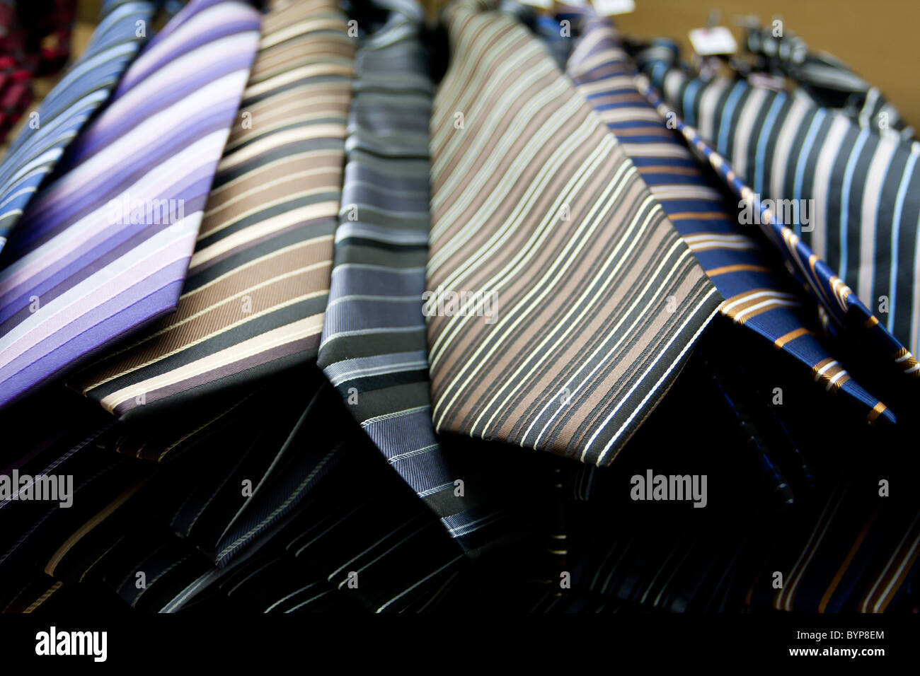 Eine Sammlung von bunten Krawatten in einem Speicher, Low Angle View, Sao Paulo, Brasilien Stockfoto