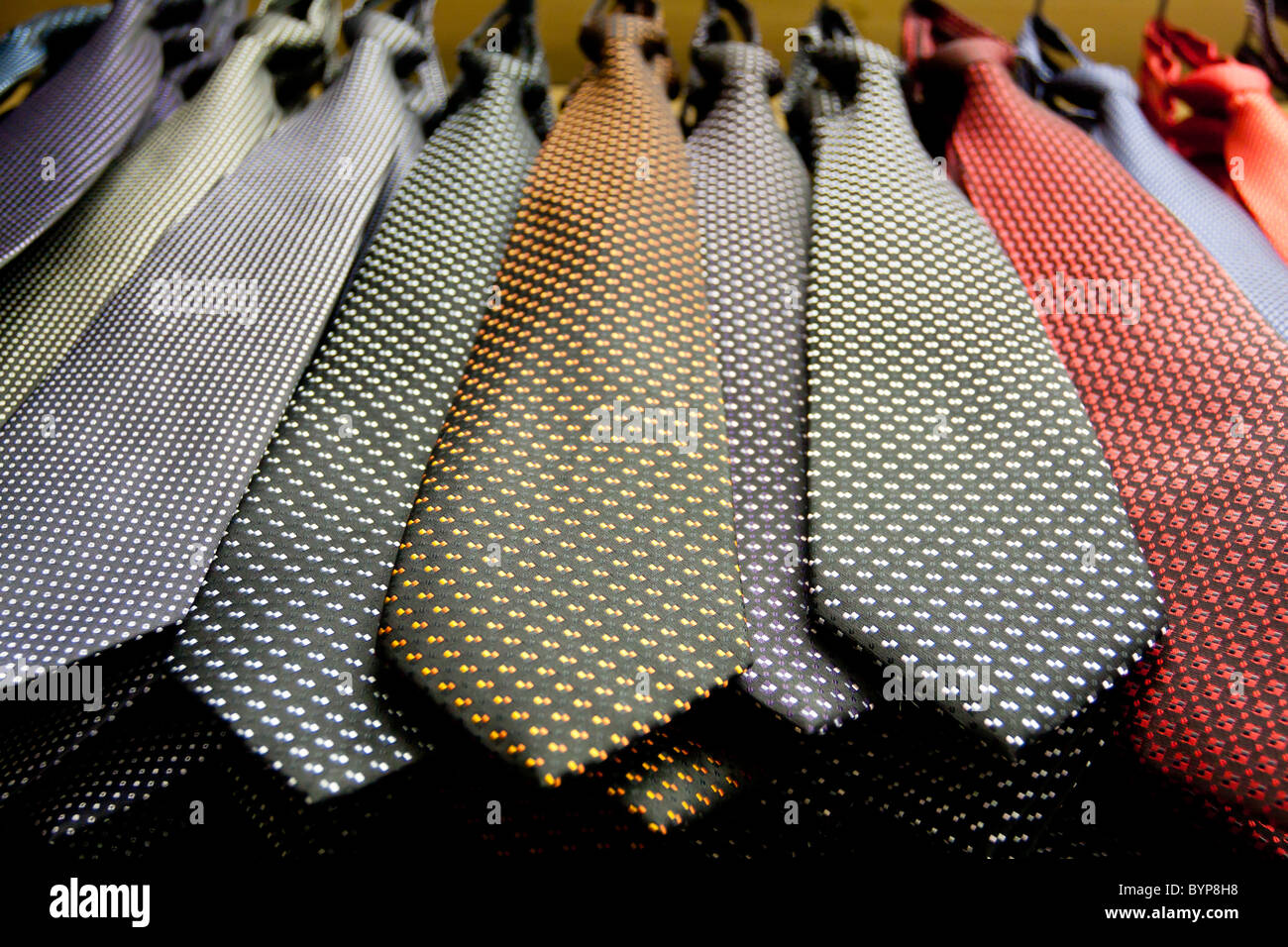 Eine Sammlung von bunten Krawatten in einem Speicher, Low Angle View, Sao Paulo, Brasilien Stockfoto