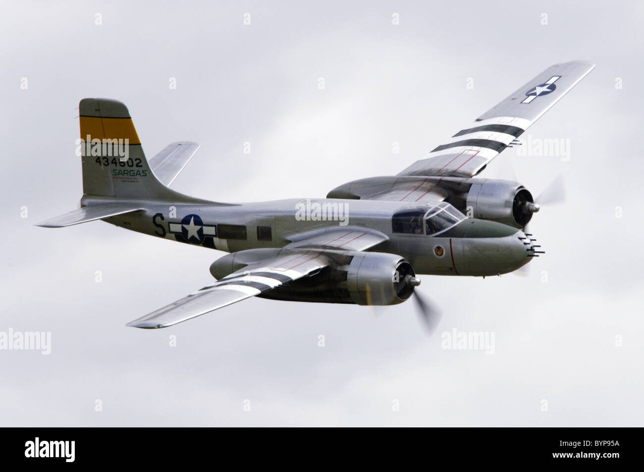 Douglas A-26 b Invader in USAAF Markierungen machen einen Überflug in Duxford Flying Legends Airshow Stockfoto