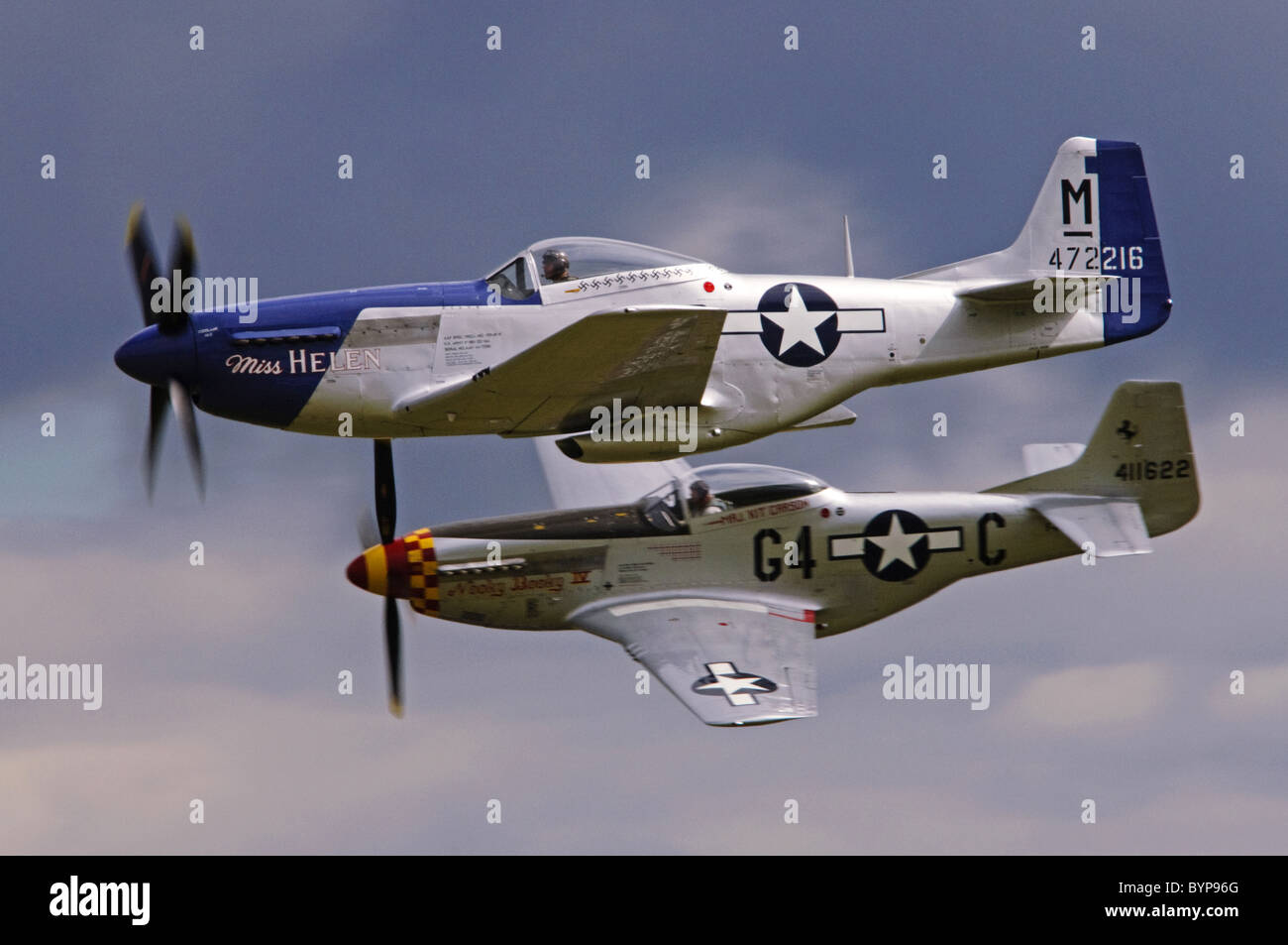 P-51 Mustang koppeln. Diese North American P-51D Mustang Ebenen durchgeführt, um ein low-level Flypast am Duxford Flying Legends Airshow. Stockfoto