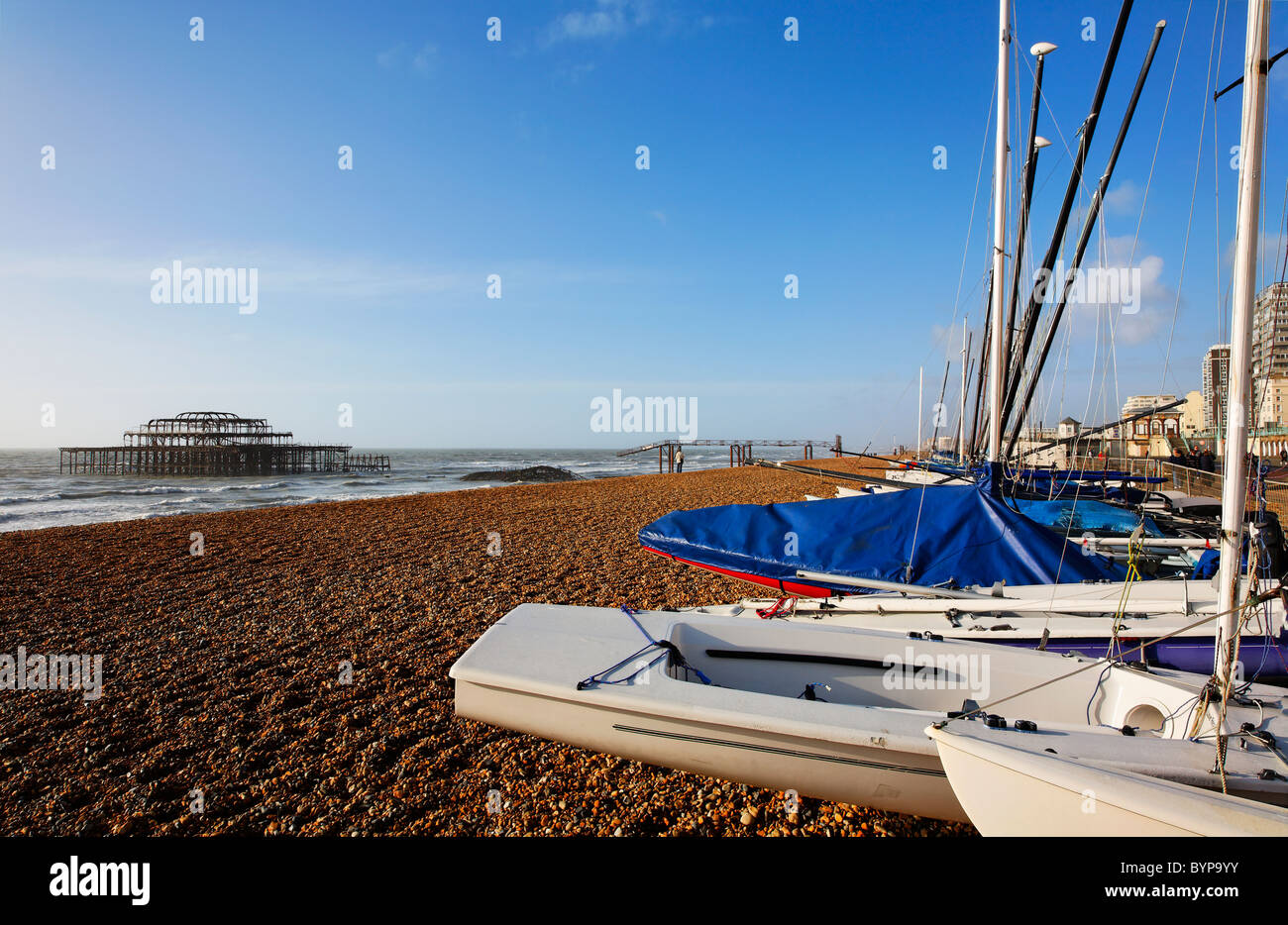 Der West Pier und Strand von Brighton, East Sussex, England Stockfoto