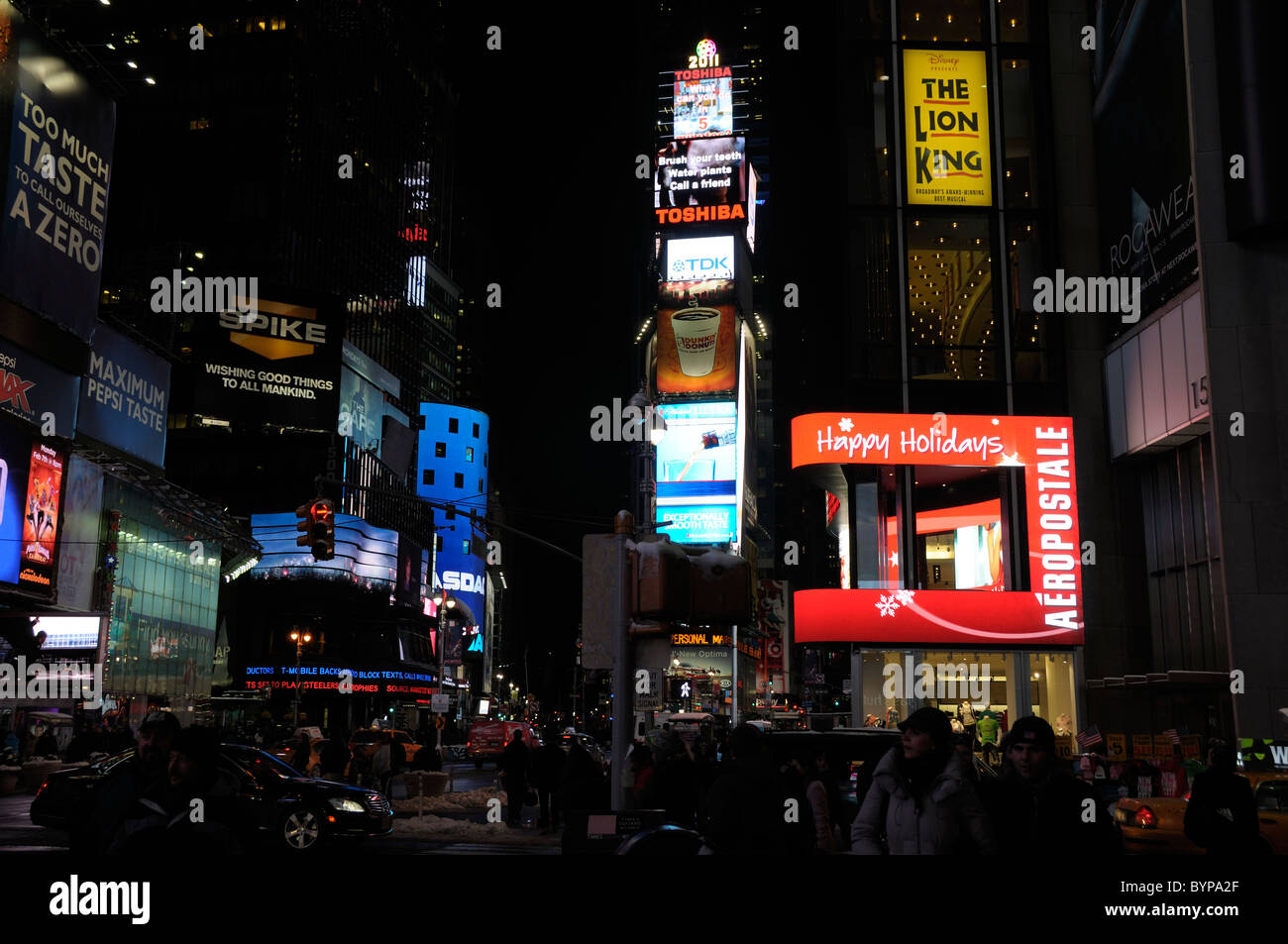Times Square ist in einer kalten Winternacht im Neon Dschungel voller Aktivität. New York City Stockfoto
