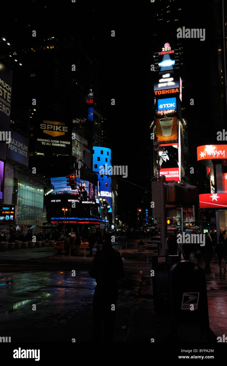 Times Square ist in einer kalten Winternacht im Neon Dschungel voller Aktivität. New York City Stockfoto