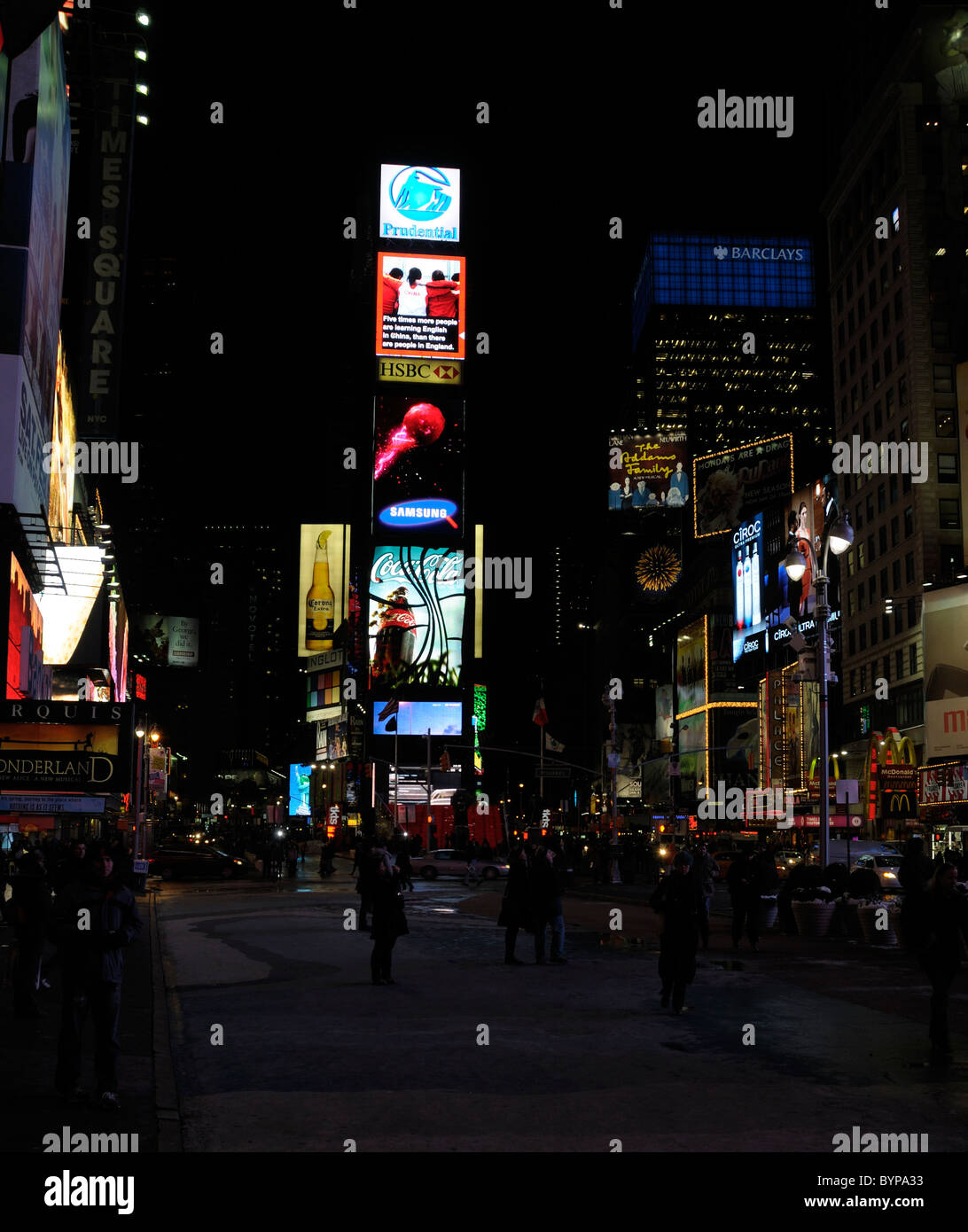Times Square ist in einer kalten Winternacht im Neon Dschungel voller Aktivität. New York City Stockfoto