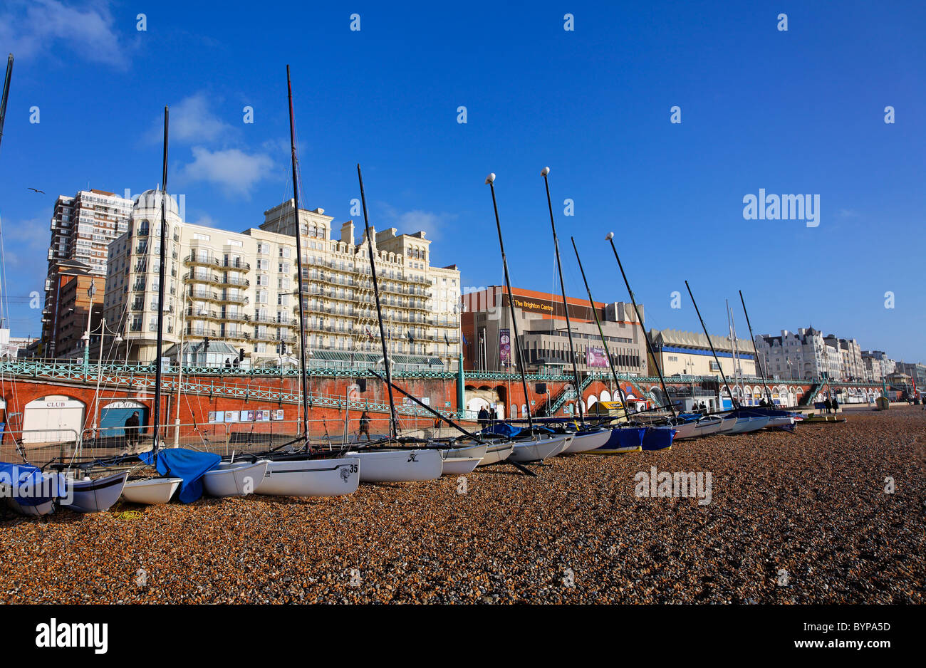 Das Grand Hotel und das Meer in Brighton, East Sussex, England Stockfoto