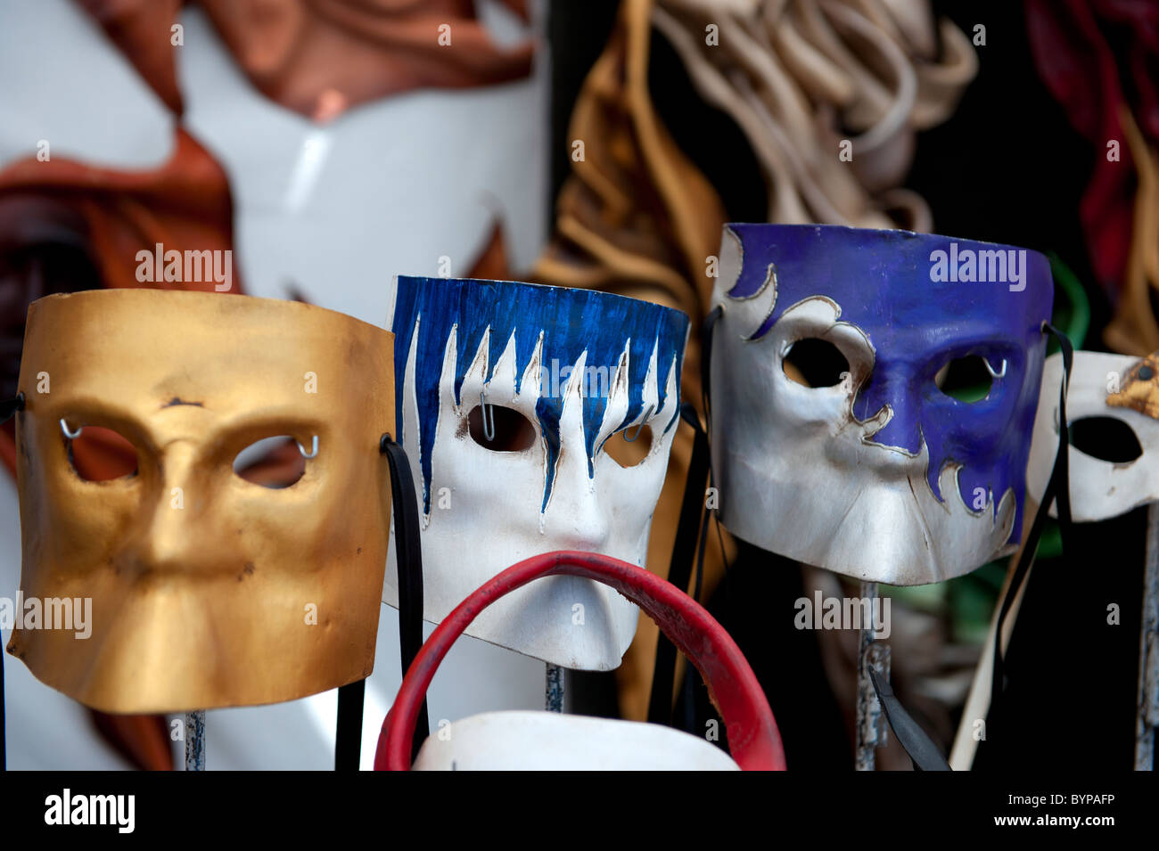 Gesichtsmasken an Straßenständen Barcelona Spanien Stockfoto