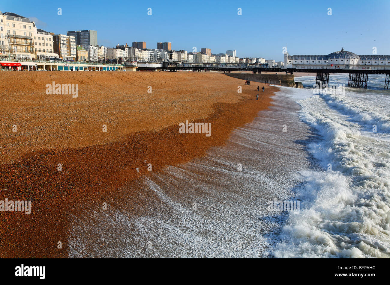 Die Strandpromenade und die Pier in Brighton, East Sussex, England Stockfoto