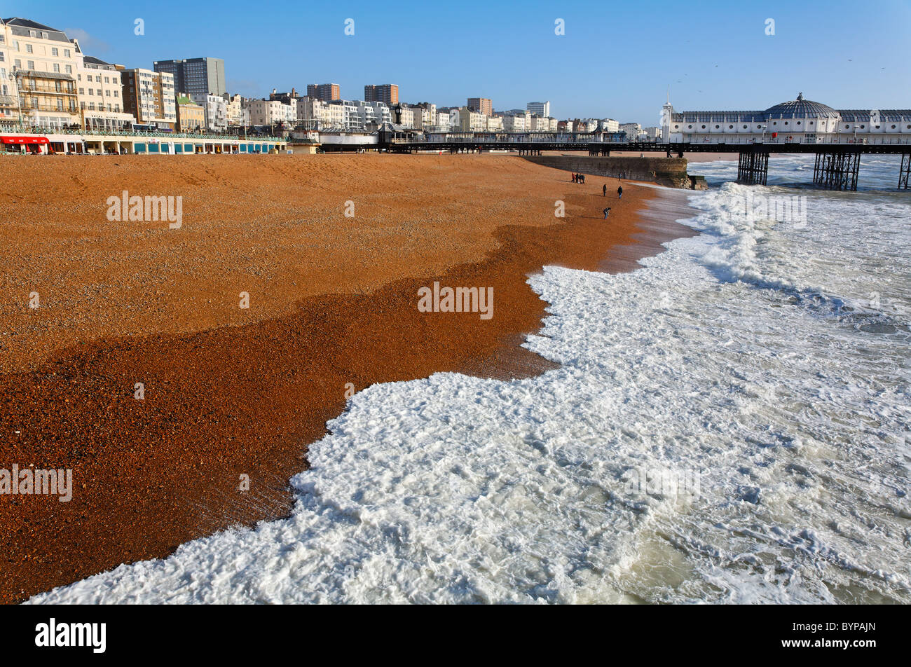 Die Strandpromenade und die Pier in Brighton, East Sussex, England Stockfoto