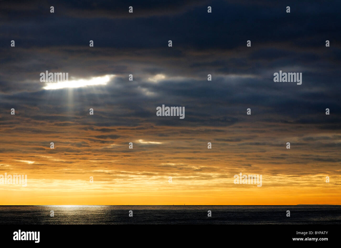 Sonne und Wolken über dem Meer, East Sussex, England Stockfoto