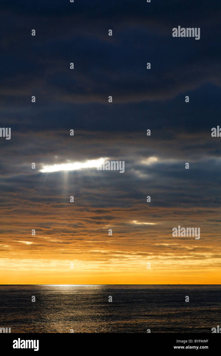 Sonne und Wolken über dem Meer, East Sussex, England Stockfoto