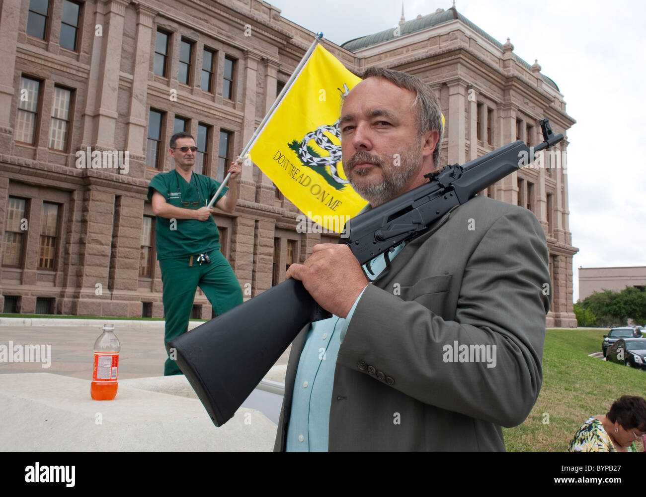 Anglo männliche steht vor dem Texas Capitol mit einem unbelasteten AK-47 Sturmgewehr während einer Tea-Party-Kundgebung in Austin Stockfoto