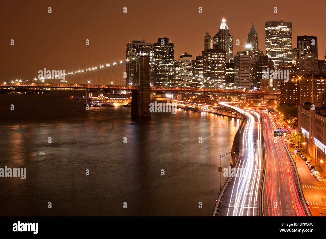 USA, New York, Brooklyn, Overhead Blick auf die Brooklyn Bridge und Parkway entlang East River mit Lower Manhattan skyline Stockfoto